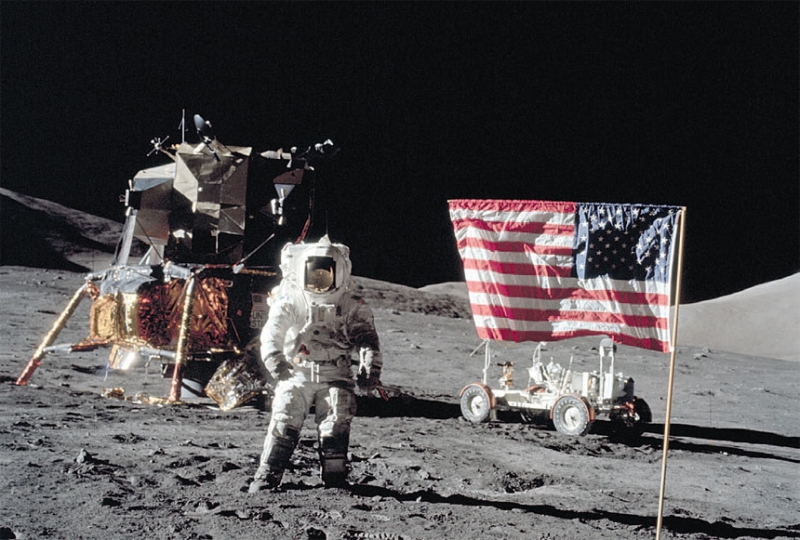  رائد الفضاء هاريسون شميت في آخر بعثة امريكية للقمر عام 1972 