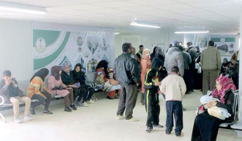 لاجئون سوريون يراجعون العيادات السعودية بالأردن
