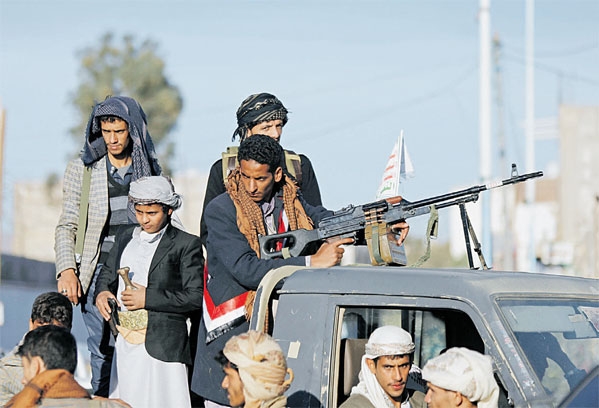 مسلحون حوثيون في أحد شوارع صنعاء أمس 