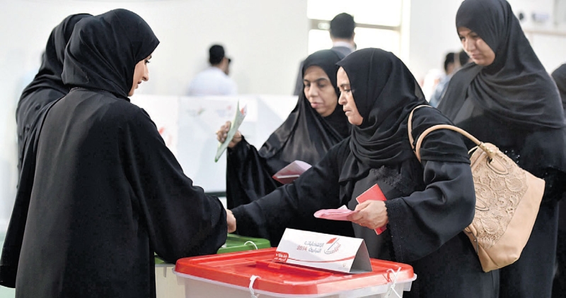 بحرينيات يدلين بأصواتهن في جولة الانتخابات الأولى