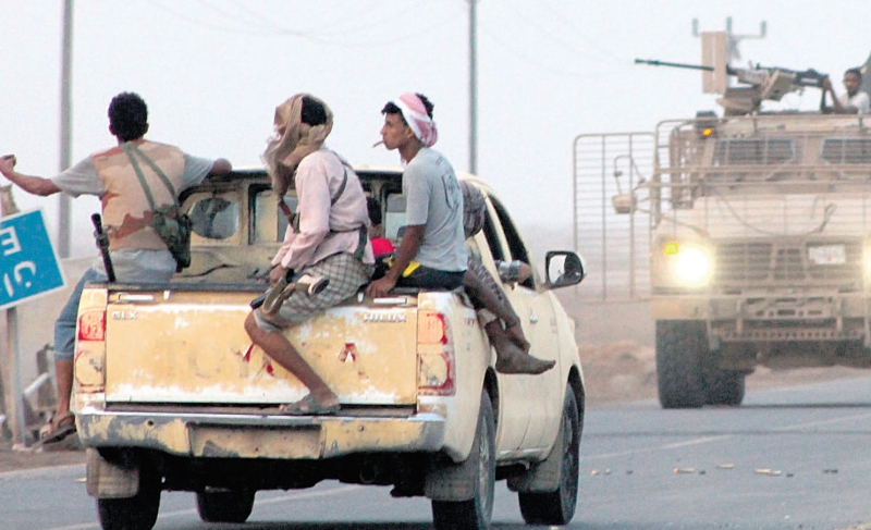 مقاتلو المقاومة الشعبية في عمران غرب عدن بعد استعادتها أراض من المتمردين