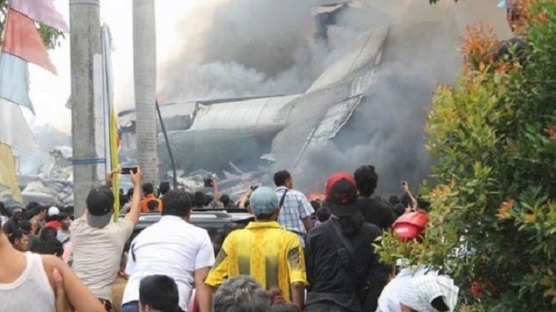 مقتل 30 في تحطم طائرة عسكرية أندونيسية
