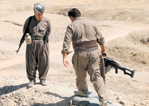مقاتلان من البيشمركة في جلولاء بقضاء ديالى عقب تطهيره من مسلحي داعش 