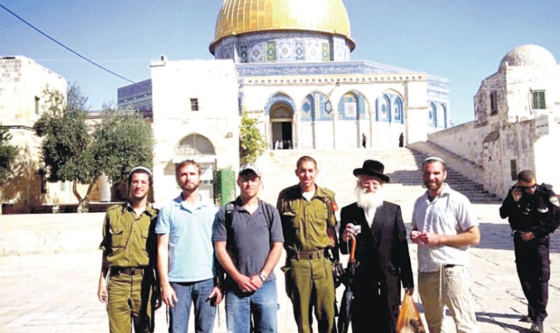 مستوطنون وضباط إسرائيليون يدنسون الحرم القدسي