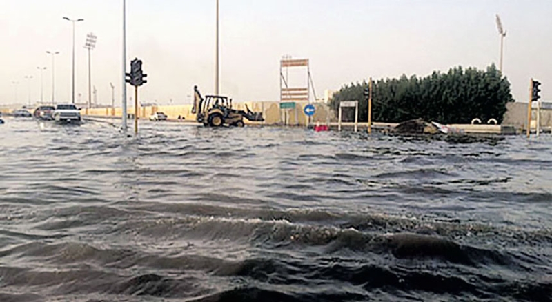 مياه الصرف أغرقت شارع مكة بالمدينة
