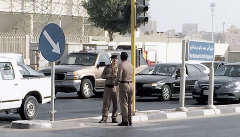رجال مرور يباشرون تقاطع طريق مؤد إلى مدرسة بالدمام
