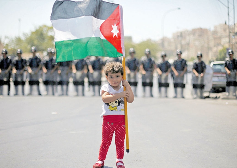  طفلة تحمل العلم الأردني في تظاهرة تضامنية مع مدينة القدس 