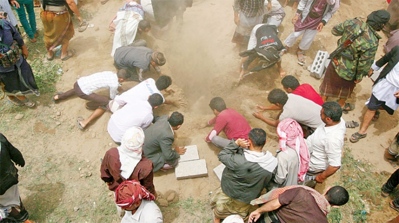 أنصار الشرعية يوارون ضحايا القصف الحوثي، الثرى في تعز