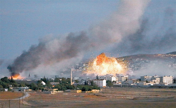 كتلة من اللهب تعقب تفجير داعش لشاحنة مفخخة في عين العرب