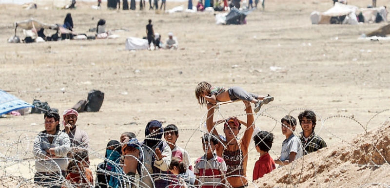 سوريون نزحوا نحو الحدود التركية هربًا من معارك ريف الرقة	