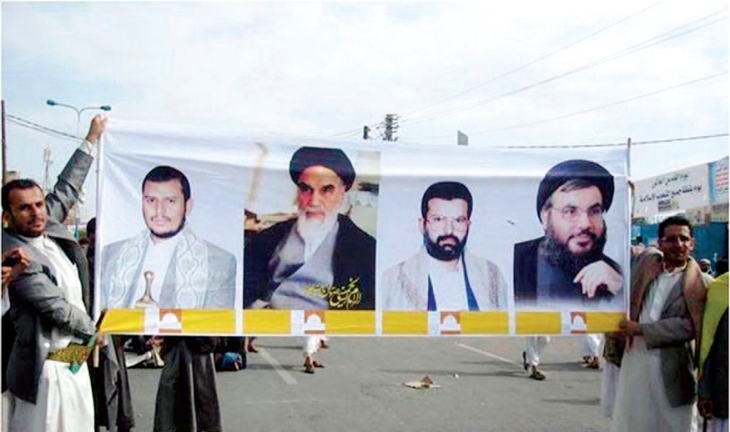  حوثيون يرفعون صوراً لزعيمهم، إلى جانب حسن نصر الله والخميني
