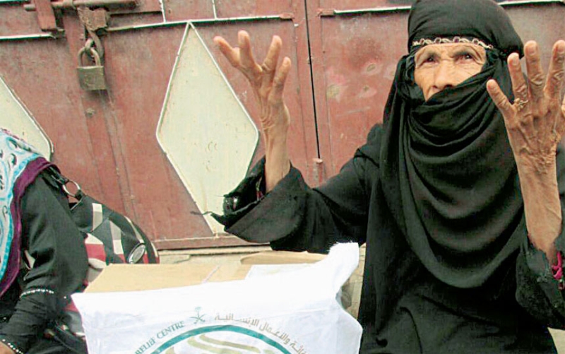  مسنة يمنية تبتهل إلى الله بالدعاء لخادم الحرمين الشريفين