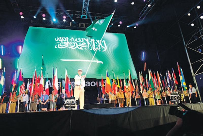 كشافو المملكة يرفعون العلم السعودي بالمخيم العالمي