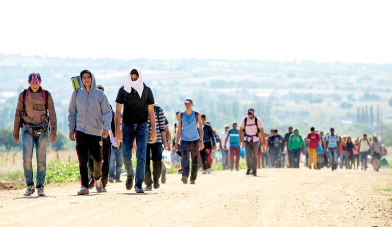 مهاجرون سوريون في جنوب صربيا يتجهون شمالا ليستقلوا قطارات إلى هنغاريا
