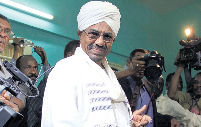 الرئيس السوداني عمر حسن البشير اثناء الإدلاء بصوته