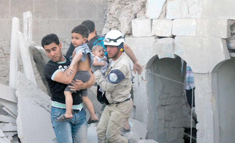 سوريون يسعفون أطفالا من بين الأنقاض عقب قصف أسدي لحلب