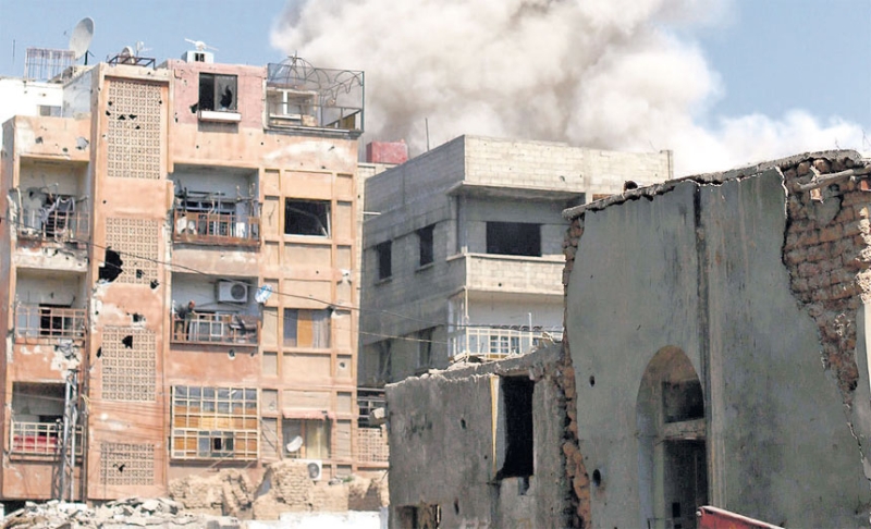 الدخان يتصاعد من دوما عقب غارة للنظام السوري 
