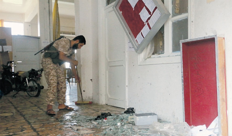  قاعة المحكمة في بلدة سلقين بعد تعرّضها لهجوم انتحاري
