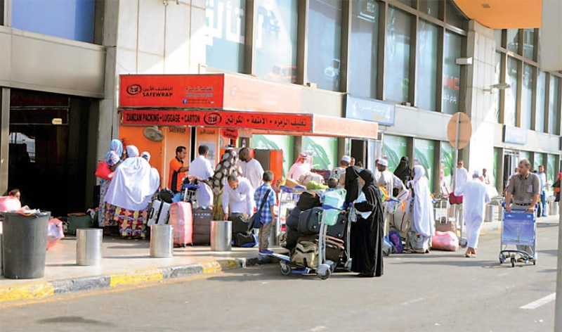 حجاج أمام بوابة مطار الملك عبدالعزيز بجدة
