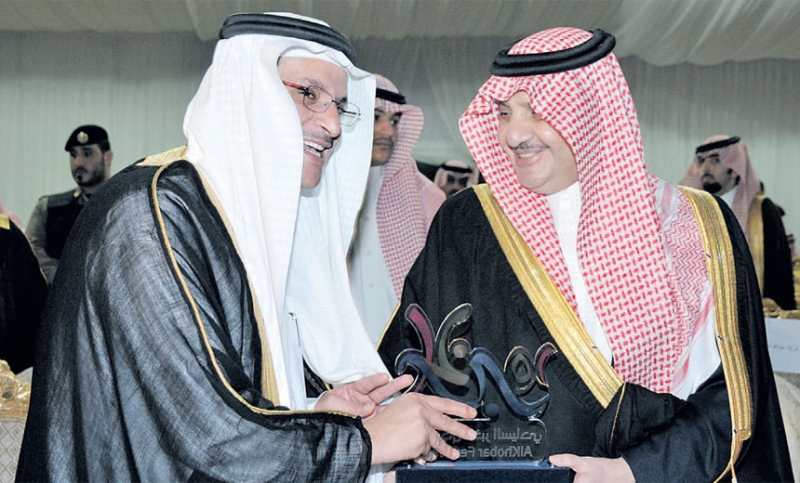 الأمير سعود بن نايف يكرم الزميل سليمان أبا حسين