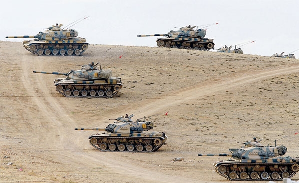 دبابات الجيش التركي قرب الحدود مع سوريا