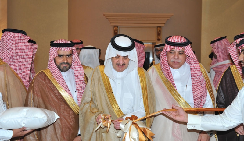 الأمير سعود بن نايف يقص الشريط خلال الحفل
