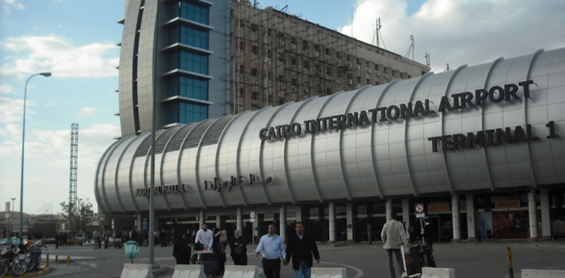 القبض على 13 هاربا من العدالة أثناء تواجدهم بمطار القاهرة

