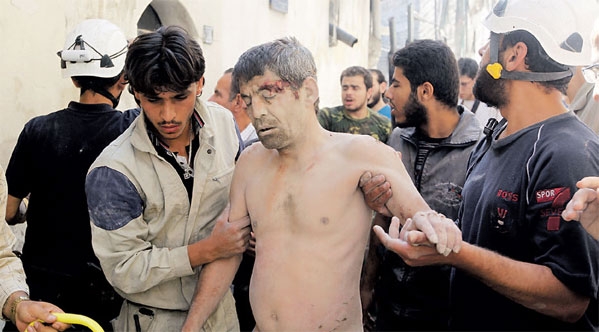  الدفاع المدني يسعف المصابين نتيجة البراميل المتفجرة في حلب