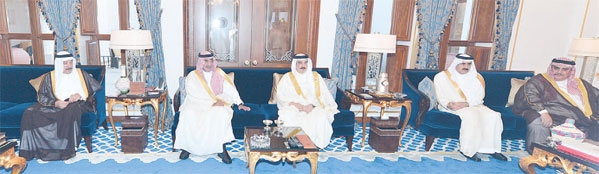 ملك البحرين مستقبلا ولي ولي العهد في المنامة أمس