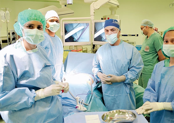  الفريق الطبي المشرف على العملية «اليوم» 