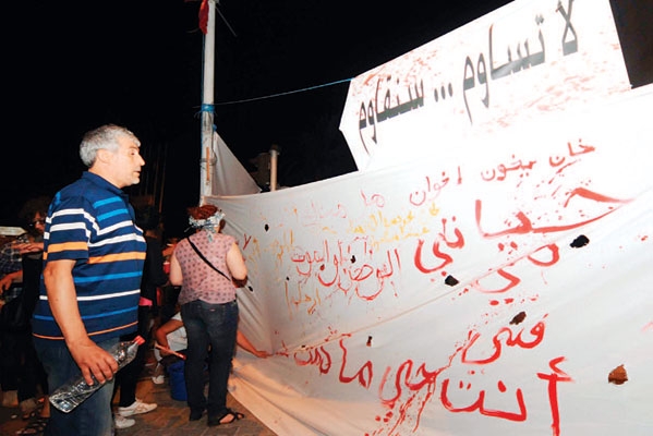 التونسيون يحتجون أمام مقر الجمعية التأسيسية ضد الحكومة الإسلامية في تونس. أ ف ب