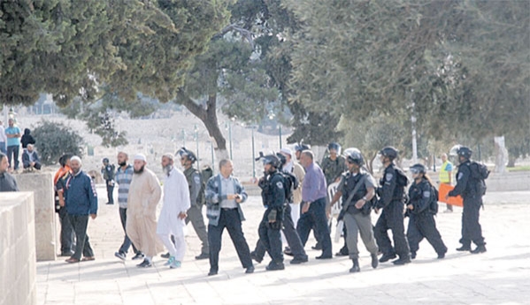 قوات الاحتلال تمنع الفلسطينيين من دخول الاقصى . «اليوم»