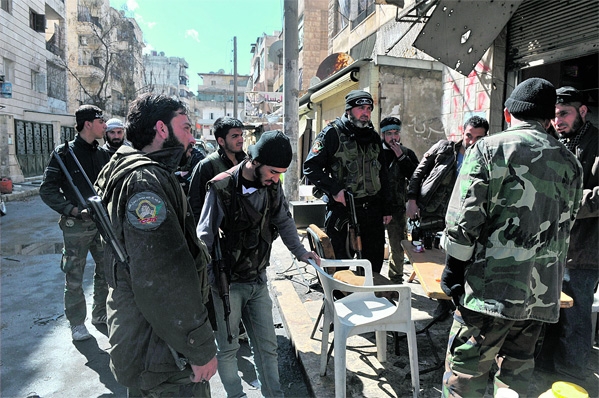 ثوار سوريون في استراحة المحارب في حلب.