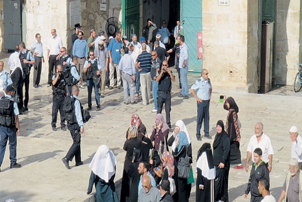  المستوطنون المتطرفون يقتحمون صباح أمس المسجد الأقصى المبارك. « اليوم»