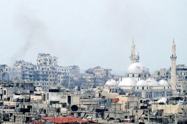  الدخان يتصاعد إثر قصف قوات الأسد لحمص