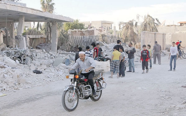 سكان قرية الكحيل يتفقدون اضرار القصف الأسدي على منزلهم