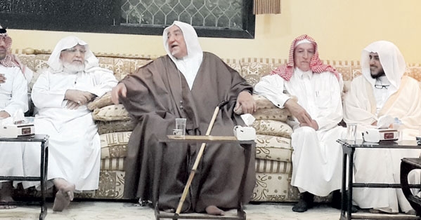 الشيخ الملا في الوسط ومدير تعليم البنات سابقا محمد الملا و عبدالباقي المبارك و العبد اللطيف 