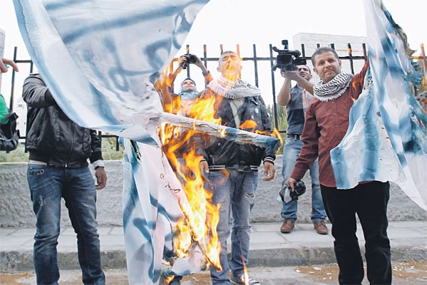 لاجئون فلسطينيون وأردنيون يحرقون الاعلام الاسرائيلية في ذكرى النكبة .»رويترز»