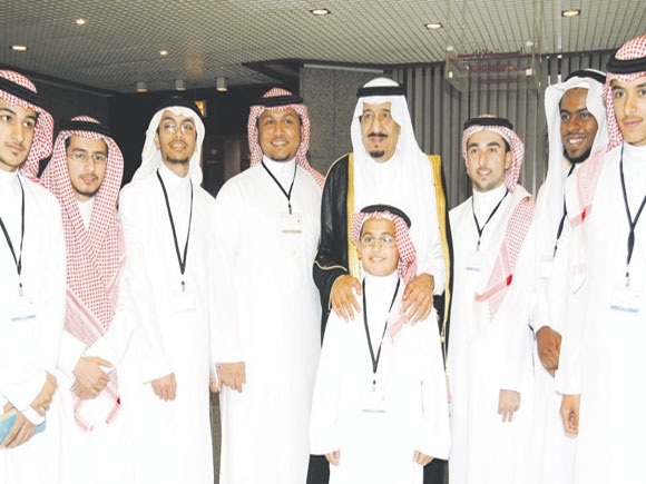 الامير سلمان بن عبدالعزيز مع اعضاء الجمعية