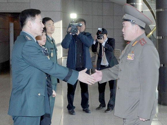 الكولونيل الكوري الجنوبي مون سانغ - شمال - يصافح نظيره الشمالي ري سون «رويترز»