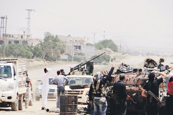أفراد من الجيش الحر حول دبابة أسدية عقب تدميرها