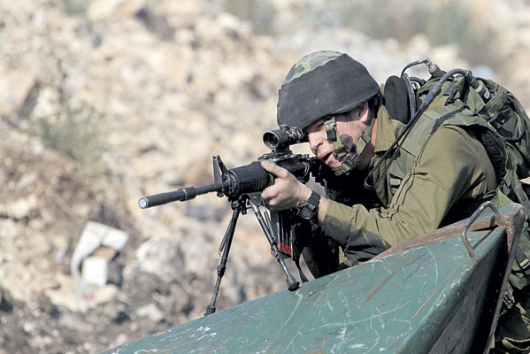 جندي اسرائيلي يطلق الرصاص المطاط على فلسطينيين متظاهرين بالقرب من نابلس . « إ ب أ «