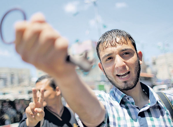 فلسطيني يحمل مفتاح منزل اجداده في فلسطين 