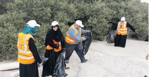  رفع المخلفات من الغابة خلال الحملة التطوعية ( تصوير : أحمد المسري ) 