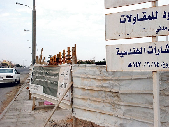 تشييد مبنى جديد لأحد مراكز الدفاع المدني بالأحساء (تصوير : عبدالعزيز الخميس )