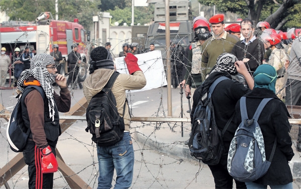 طلاب الأخوان يتظاهرون أمام مبنى وزارة الدفاع في القاهرة ( إ ب أ )