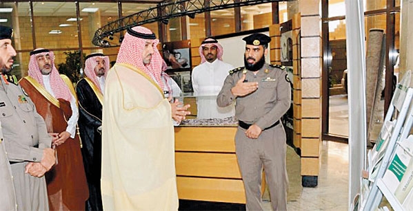  أمير الرياض يتفقد معرض المخدرات المقام على هامش البرنامج أمس