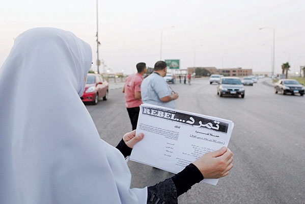 أعضاء « تمرد» يجمعون التوقيعات لسحب الثقة من الرئيس مرسي « رويترز»