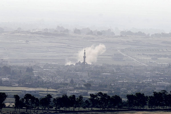الدخان يتصاعد عقب قصف أسدي لبلدة سورية قرب الجولان