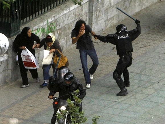 قوات الأمن الإيرانية تتصدى بعنف لتظاهرات المعارضة «أ ف ب»